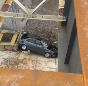 Masina cazuta de pe pod A 7 DJ