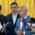 George Simion și Călin Georgescu au venit împreună la vot. Simion: „Suntem aici cu o singură misiune. Revenirea la ordinea constituțională!” Românii votează masiv: 10 % prezența la ora 10.00.